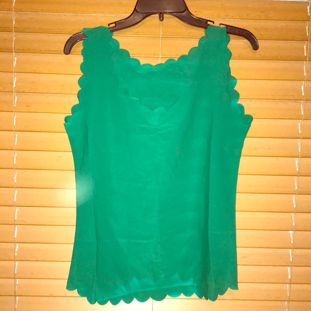 Scalloped tank
